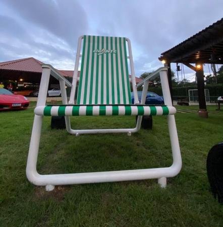 VÍDEO: Para fugir de fila, empresário constrói 'cadeira gigante' no jardim de casa 