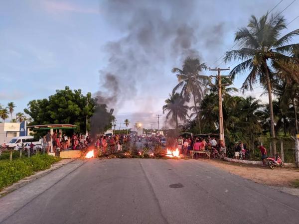 Moradores de PiaÃ§abuÃ§u-AL bloqueiam rodovia em protesto contra a falta d'Ã¡gua