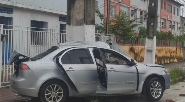 Motorista morre apÃ³s bater carro em poste em MaceiÃ³