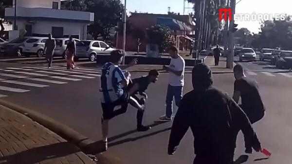 VÃ�DEO: Cassados, â€˜MamÃ£e Faleiâ€™ e â€˜Boca Abertaâ€™ brigam no meio da rua no PR