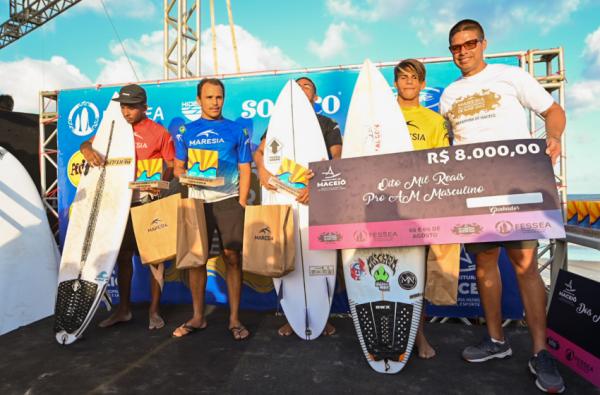 Atletas de MaceiÃ³ sÃ£o premiados durante Circuito Alagoano de Surf