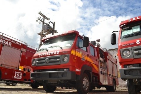 Acidente envolvendo carro e ônibus é registrado no Eustáquio Gomes, em Maceió