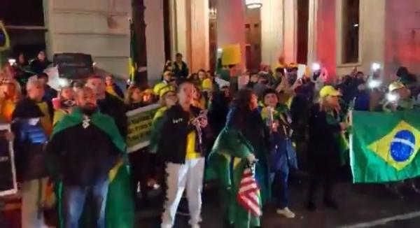 VÃ�DEOS: manifestantes hostilizam ministros do STF na porta de hotel em Nova York