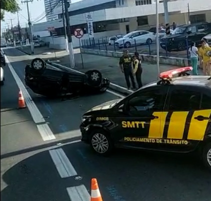 Capotamento deixa motorista ferido na Avenida Fernandes Lima, em MaceiÃ³