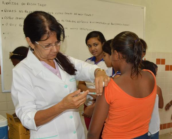 Vacina contra o HPV passa a ser aplicada na mesma faixa etÃ¡ria para meninos e meninas