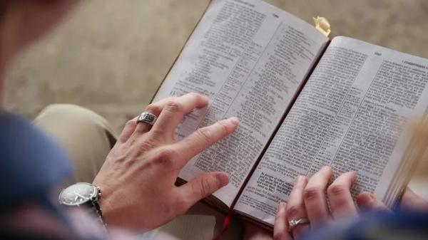 Lei que proÃ­be livros com 'temas sensÃ­veis' nas escolas leva a banimento da BÃ­blia em unidades de ensino de Utah 
