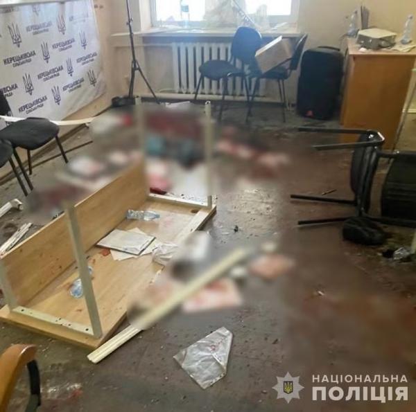 VÍDEO: Deputado explode granadas em reunião de prefeitura na Ucrânia; há mais de 20 feridos