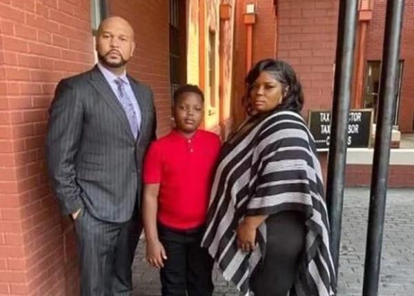 Menino negro de 10 anos é condenado por fazer xixi na rua, nos EUA
