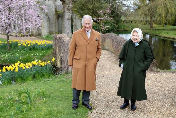 Rainha Elizabeth e Príncipe Charles posam em jardim do Windsor em passeio que marca fim de semana de Páscoa