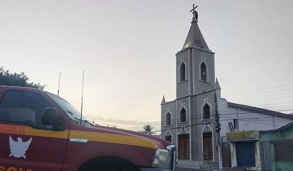 [VÃ­deo] ApÃ³s mais de 15h, homem segue agarrado em cruz no topo de igreja em Arapiraca-AL 