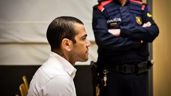Daniel Alves Ã© condenado a 4 anos e 6 meses de prisÃ£o por estupro de jovem em boate de Barcelona 