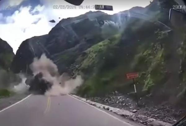 VÍDEO: Pedras gigantes despencam de montanha e esmagam caminhões no Peru