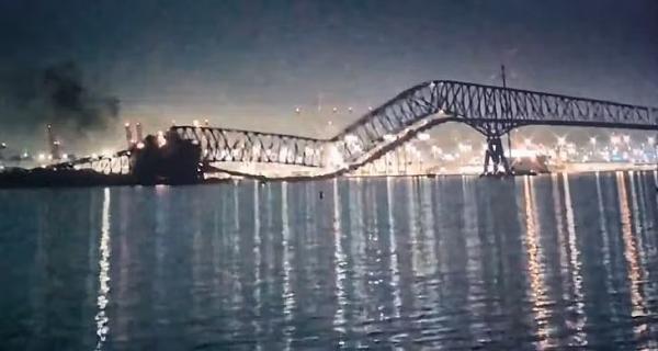 Vídeo: navio colide com ponte e estrutura desaba nos EUA; 20 pessoas caem na água