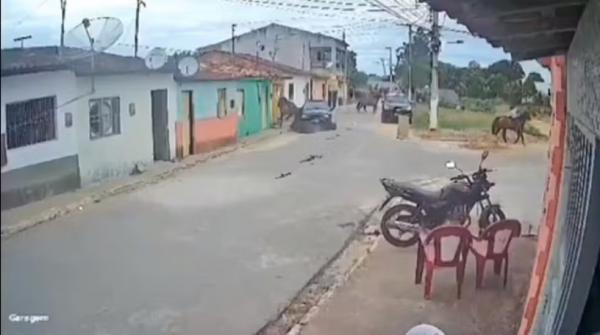 VÍDEO: Carro atropela participantes de cavalgada em São Brás, interior de Alagoas