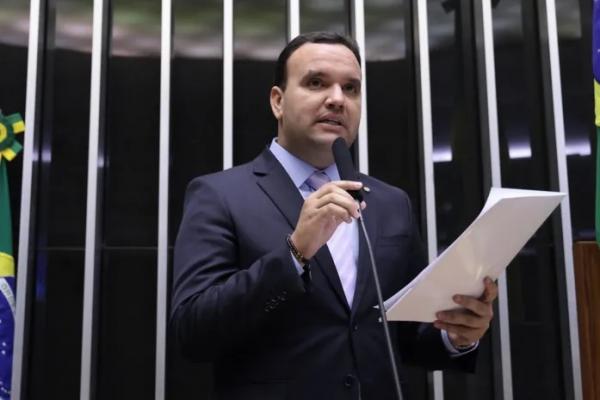 PV quer expulsar Luciano Amaral por votar pela libertação de mandante do assassinato de Marielle 