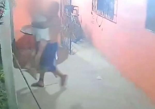 VÍDEO: Câmera flagra momento em que homem tira mulher de casa à força para estuprá-la em Marechal Deodoro