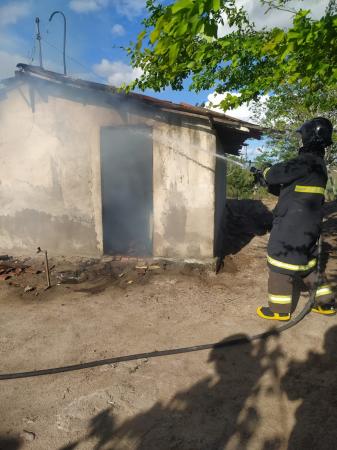 VÍDEO: Homem ateia fogo a botijão e incêndio destrói casa em Limoeiro de Anadia