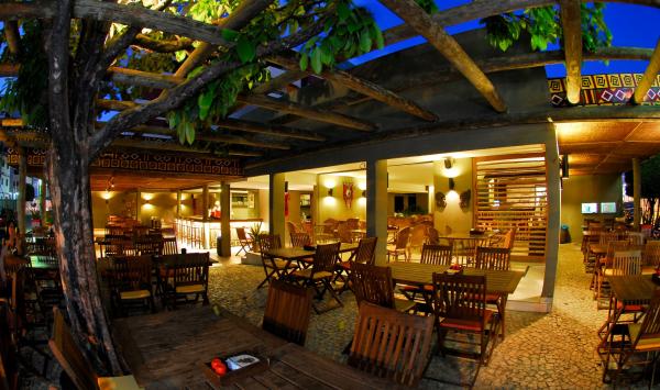 Alagoas: novo decreto mantém medidas de distanciamento e amplia horário de bares e restaurantes