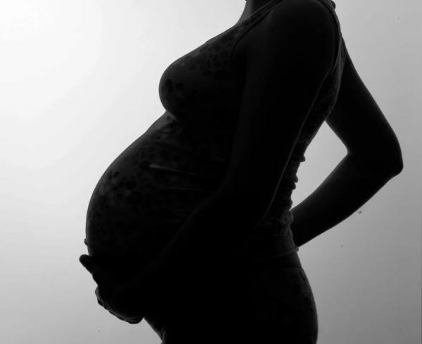 INSS alerta que salário-maternidade pode ser pedido gratuitamente e sem intermediários; veja como