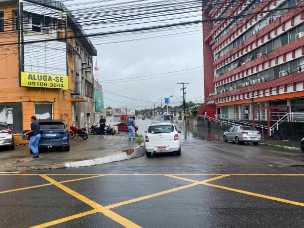 Fortes chuvas deixam ruas alagadas em bairros de Maceió