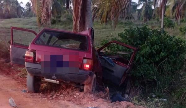 Carro bate em coqueiro e deixa uma mulher morta e dois homens feridos em Piaçabuçu