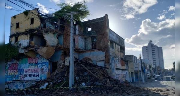 Demolição de prédio que desabou parcialmente em Jaraguá é adiada