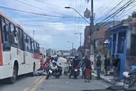 Ciclista fica ferido após colisão com moto no Jacintinho