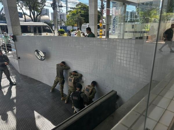 VÍDEO: Criminosos usando farda do Bope trocam tiros com a polícia em Maceió