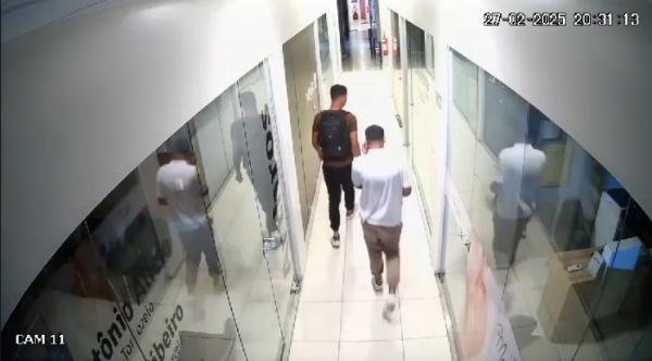 VÍDEO: veja o momento em que criminosos arrombam loja e furtam 30 celulares em Arapiraca