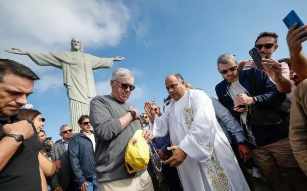 Ancelotti visita o Cristo Redentor e recebe bênção antes de jogo da Seleção