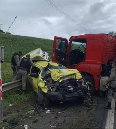 Viatura da PM fica destruída após ser atingida por caminhão em Novo Lino