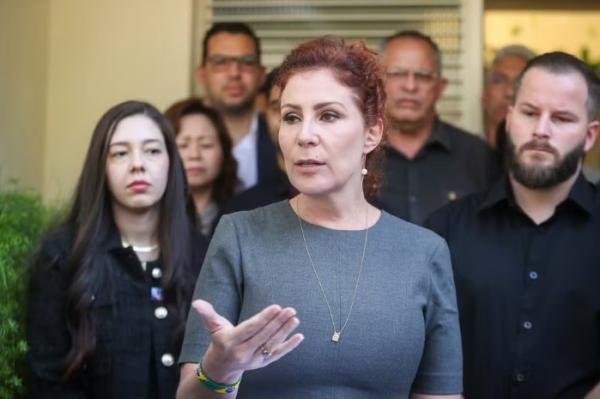 Carla Zambelli deixa o Brasil e diz que pedirá licença do mandato