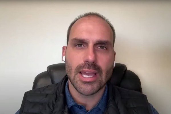 Deputado pede permissão para Eduardo Bolsonaro exercer mandato dos EUA