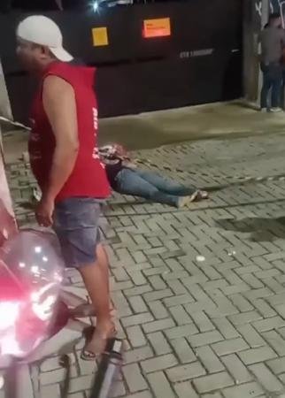 [Vídeo] Acidente entre motos deixa uma mulher morta e um homem ferido em Maceió