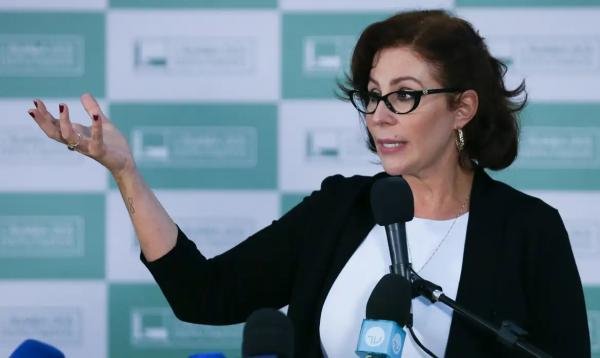 Moraes determina prisão preventiva de Carla Zambelli e bloqueio dos passaportes da deputada