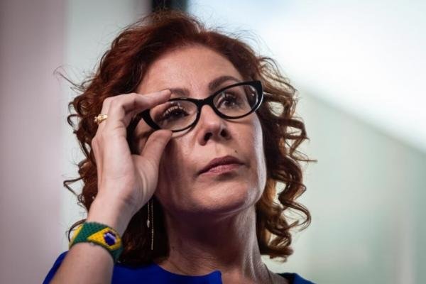 Interpol inclui Carla Zambelli na lista de difusão vermelha