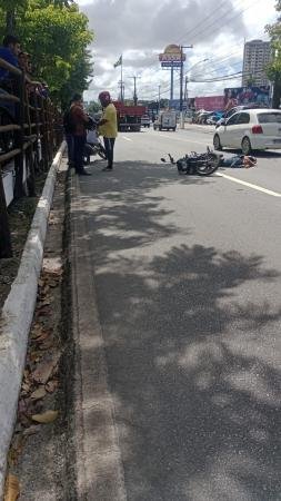 Mulher cai de moto e morre atropelada por caminhão em Maceió