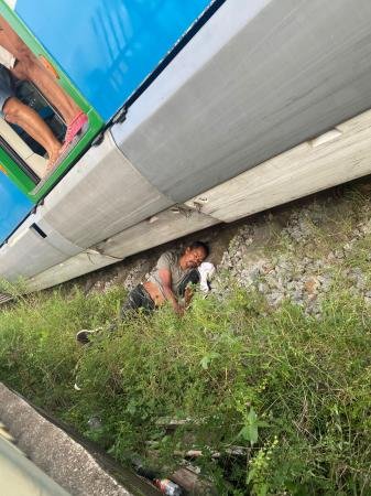 'Dorminhoco' cai no sono no trilho e quase é atropelado pelo trem em Maceió