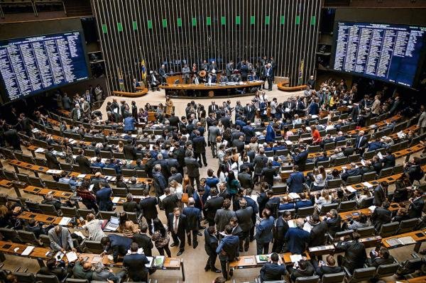 Projeto pode permitir que parlamentar acumule aposentadoria e salário