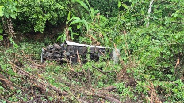 Caminhão cai de barreira em Branquinha, Alagoas