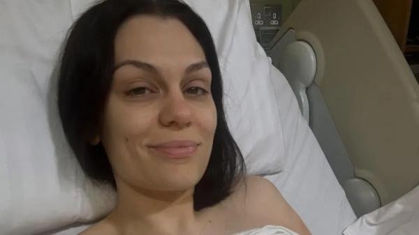Jessie J opera câncer de mama; cantora compartilhou fotos no hospital