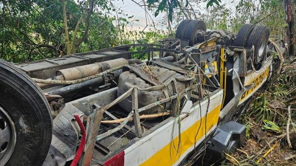 Sete meses depois da tragédia, operação tenta remover ônibus que caiu na Serra da Barriga